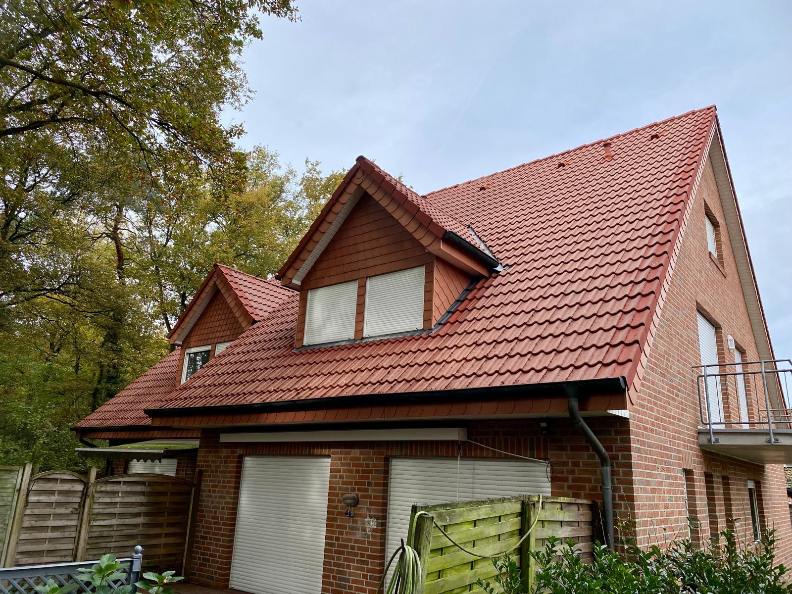 Dachreinigung Uelsen Nachher: Das Dach sieht nach der professionellen Reinigung wieder wie neu aus.